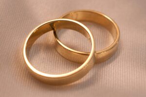 Dos alianzas de boda entrelazadas sobre tela