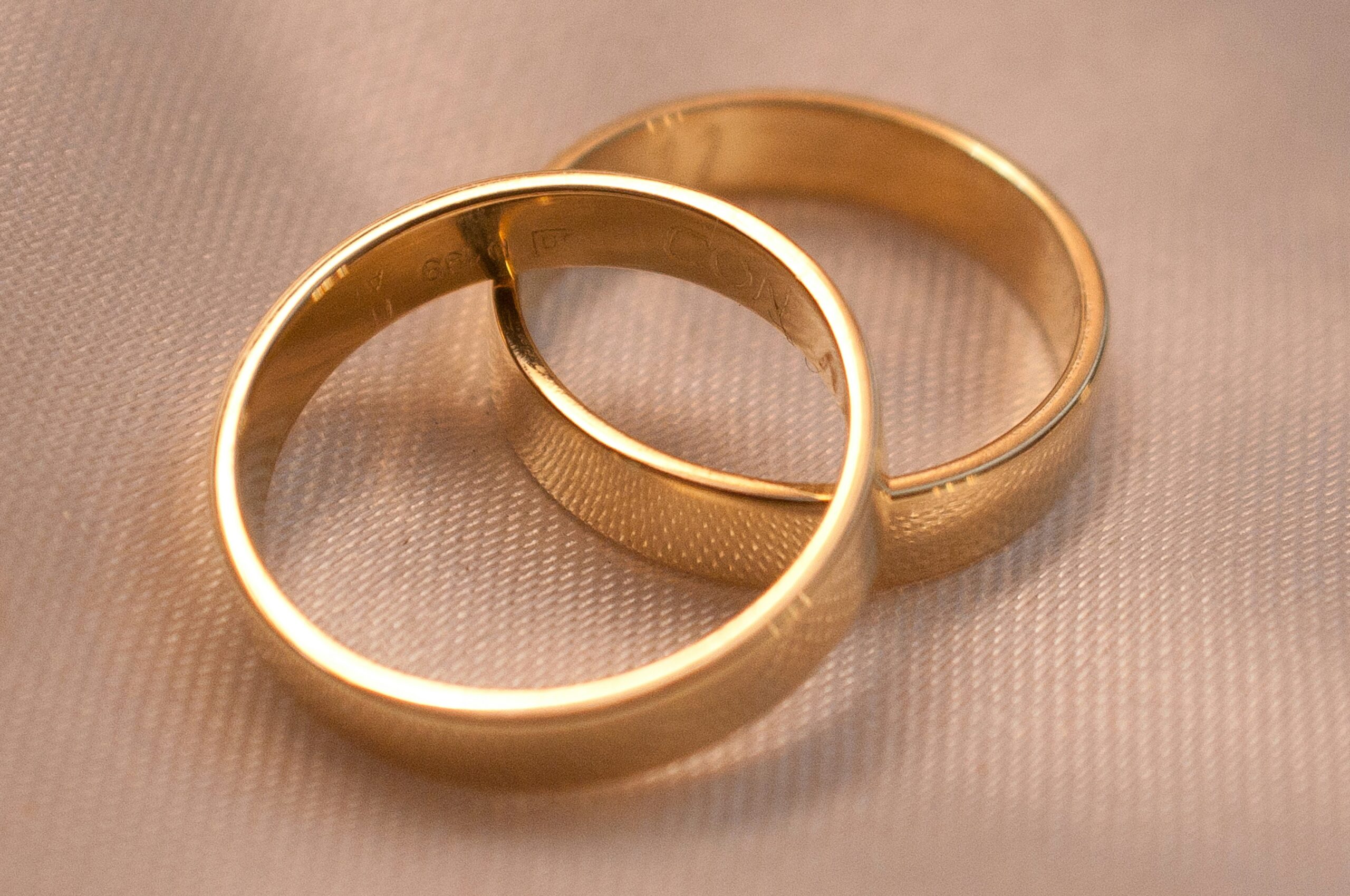 Dos alianzas de boda entrelazadas sobre tela