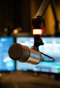 Micrófono profesional de estudio de radio con luz roja de encendido