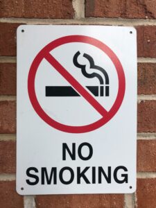Cartel de prohibido fumar en la pared de una fábrica