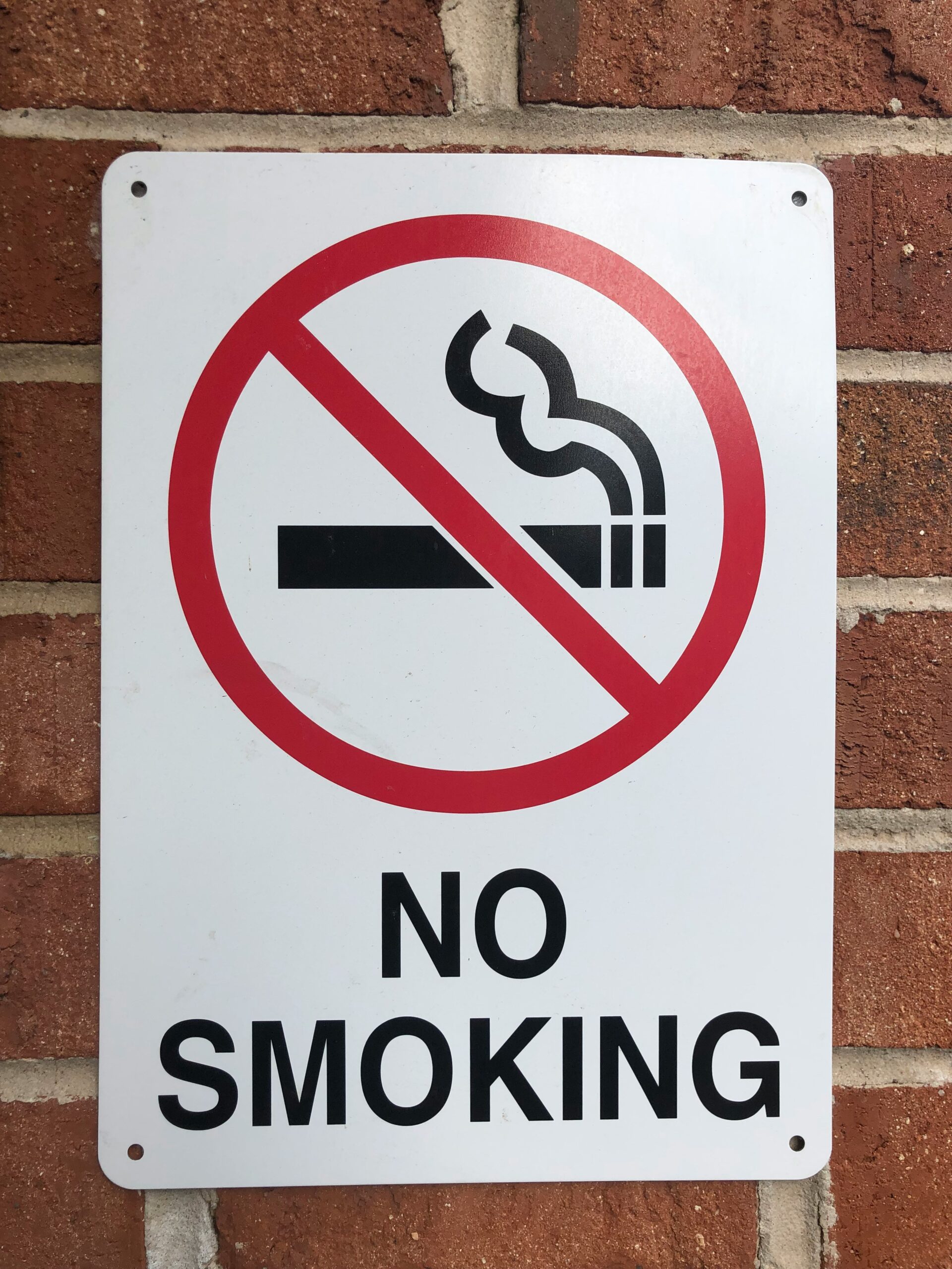 Cartel de prohibido fumar en la pared de una fábrica